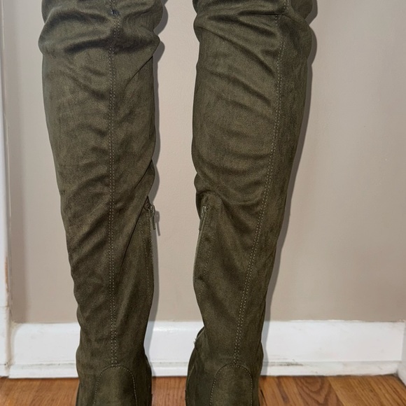 OLIVIA FERGUSON OVER THE KNEE WOMEN'S SZ 10 OLIVE GREEN HEELED BOOT ROUND TOE - Picture 1 of 6